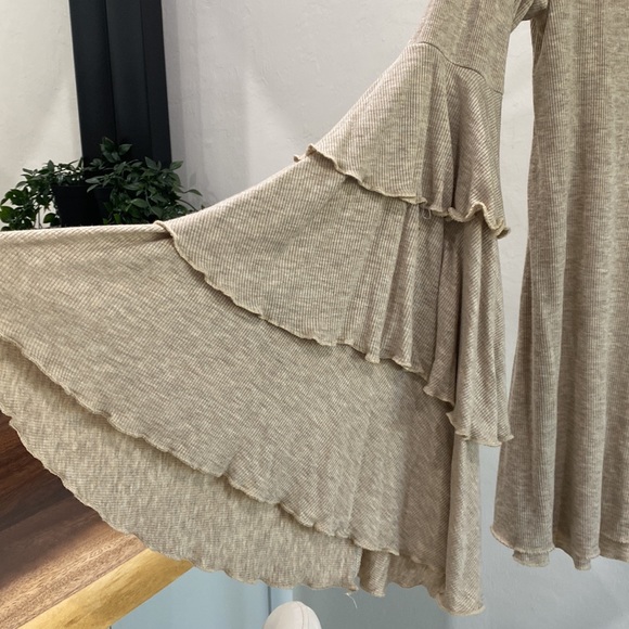 Elan rib knit top with 3 tier bell sleeve, lettuce edge hem size medium - Picture 2 of 6